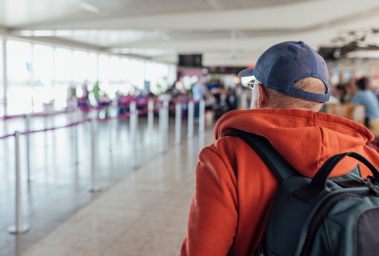 anziano in aeroporto
