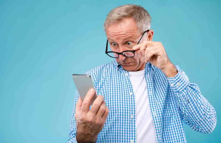 uomo anziano con il telefono