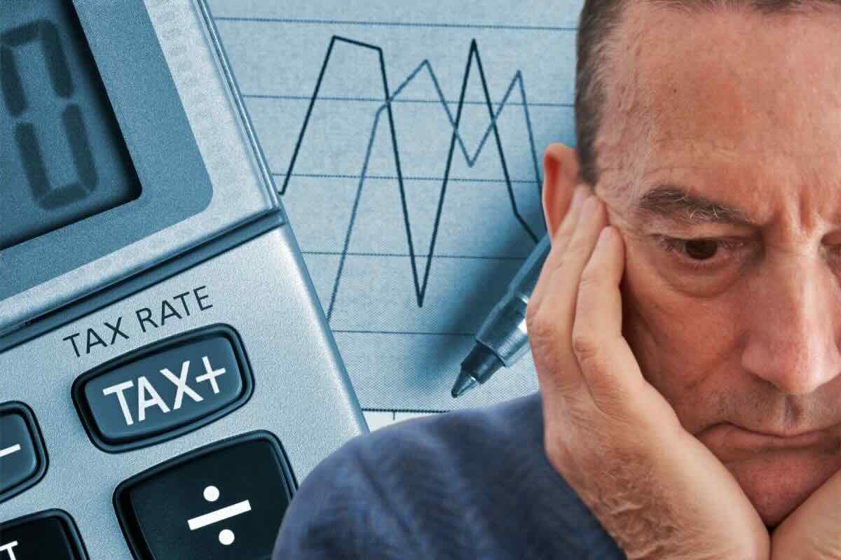 Uomo affranto, calcolatrice, grafico