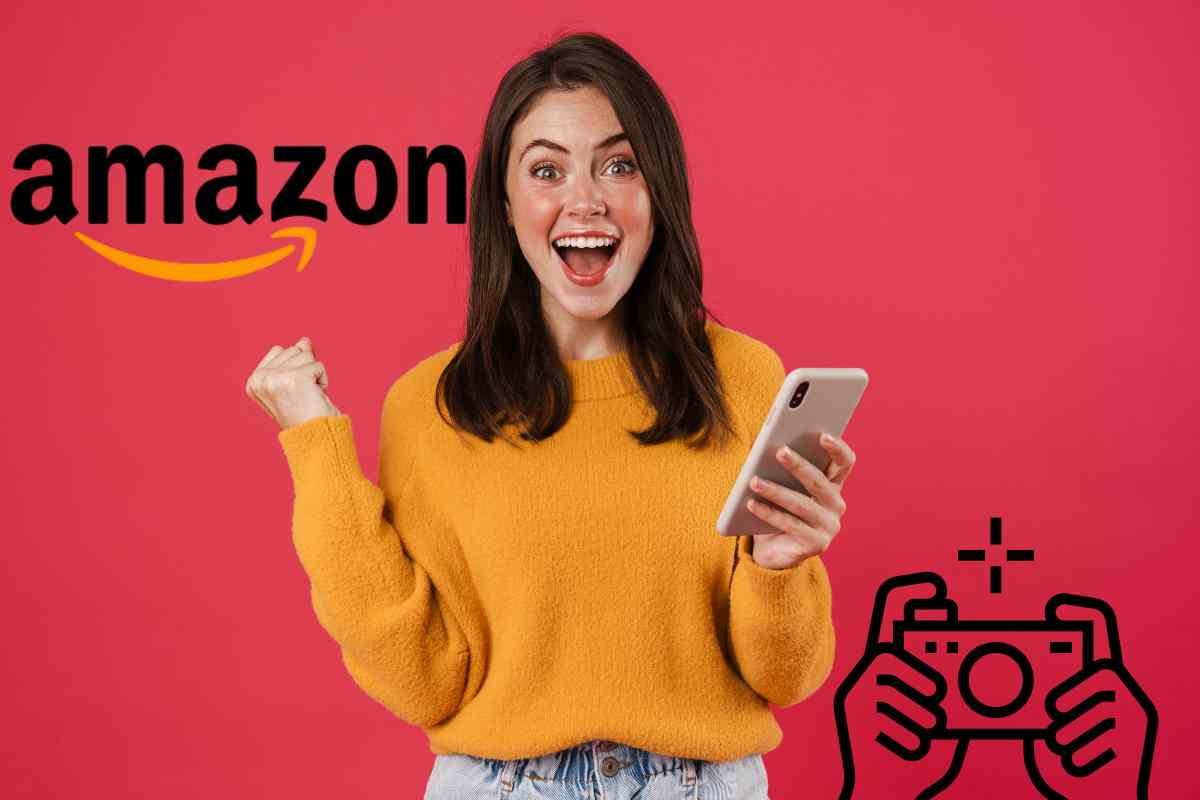 ragazza contenta con logo amazon