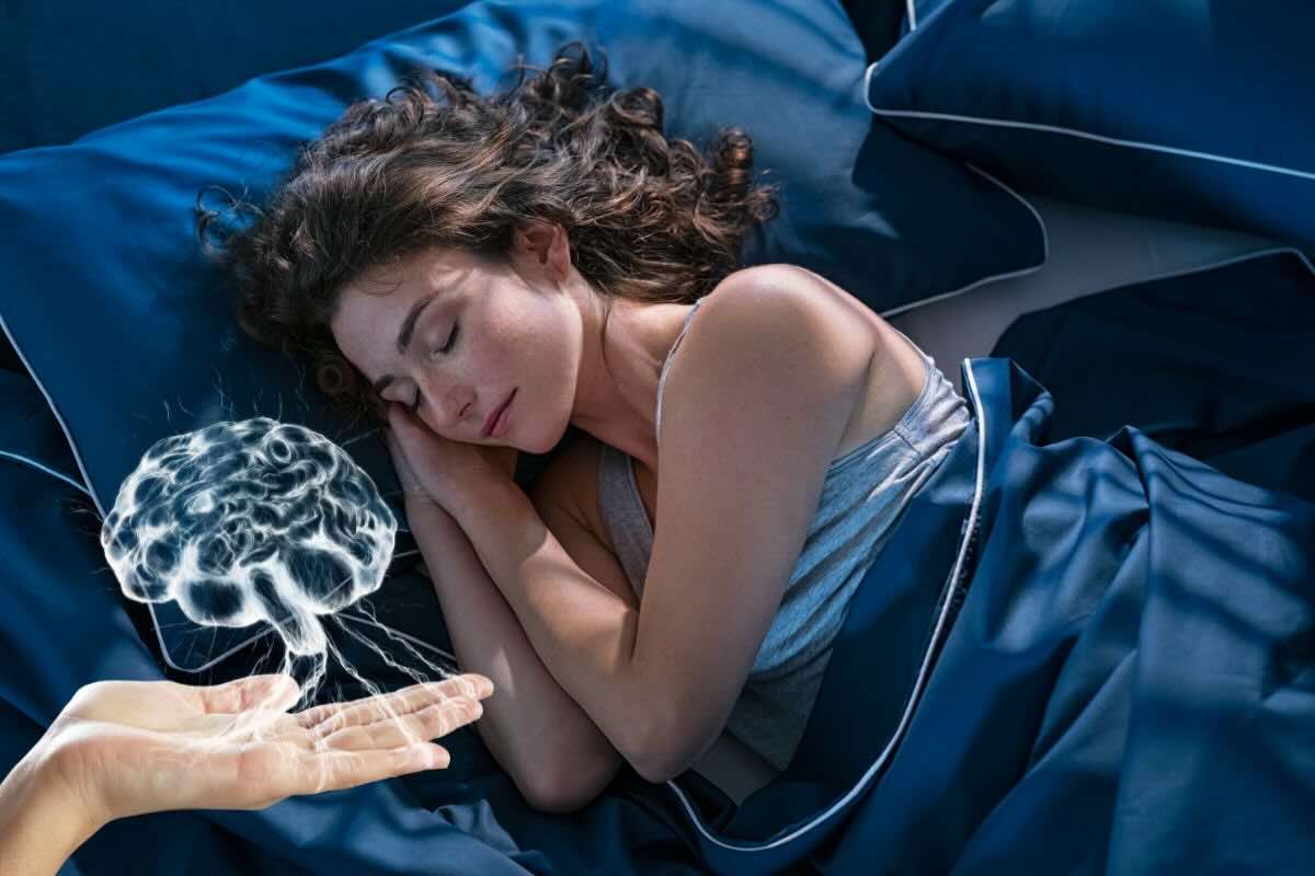 Donna dorme, mano con cervello disegnato