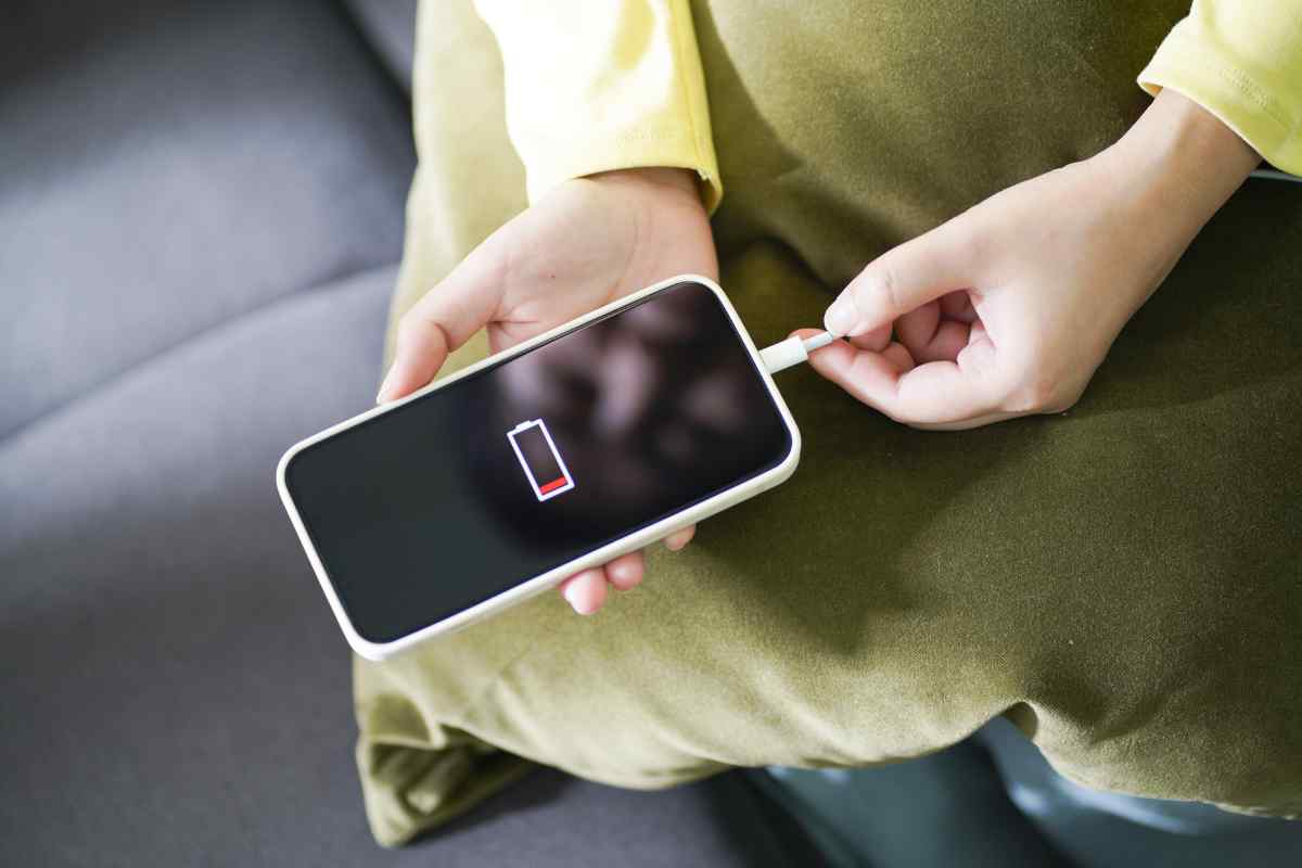 donna che mette in carica il telefono