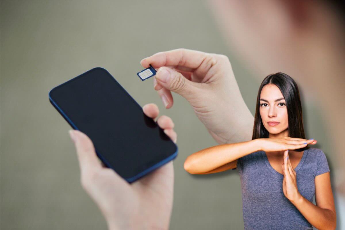 Donna fa stop con le mani, un'altra mano inserisce sim nello smartphone
