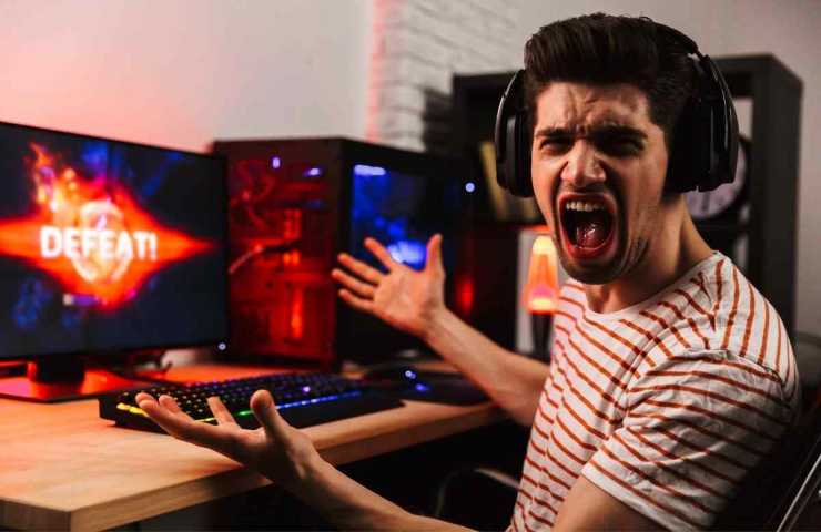 uomo sconfitto al pc