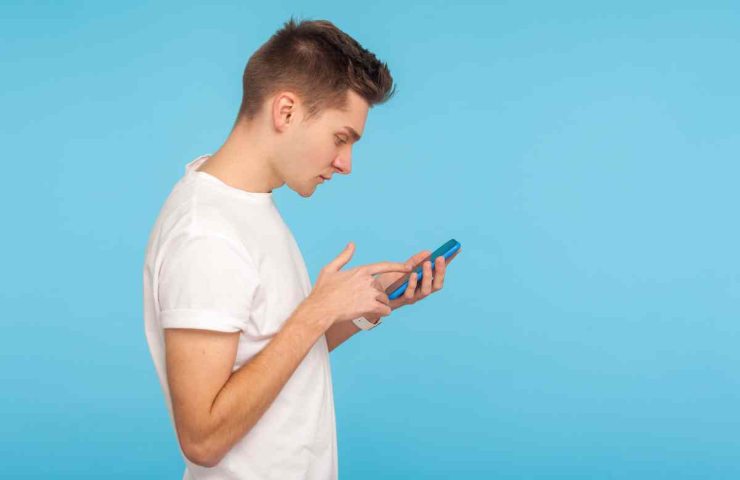 uomo con smartphone