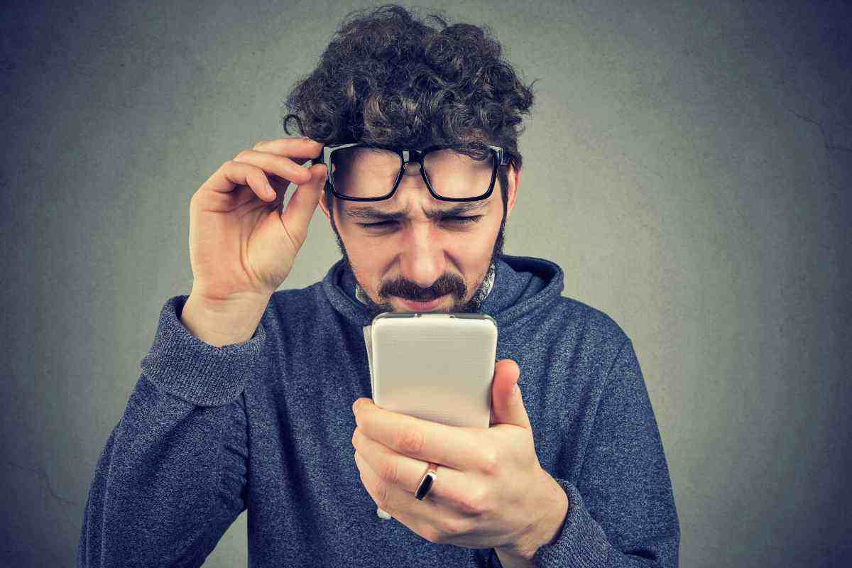 uomo guarda telefono
