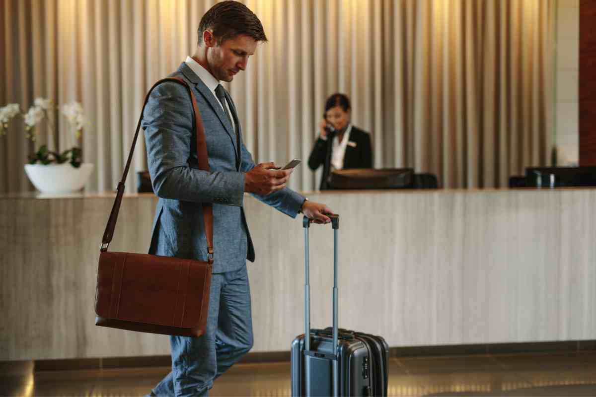 uomo in albergo con il telefono