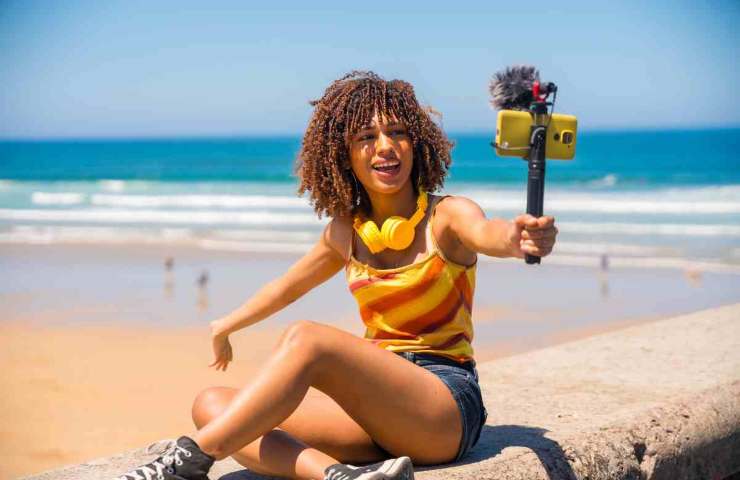 donna che fa un vlog