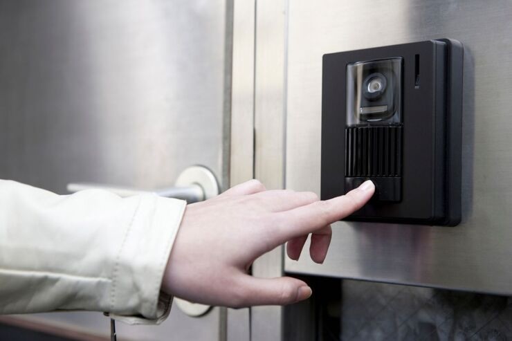 Mano suona al citofono