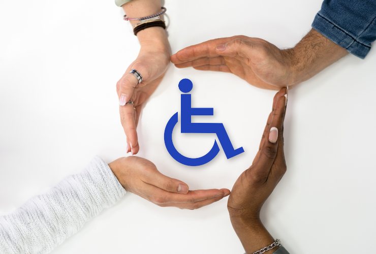 simbolo invalidità tra delle mani