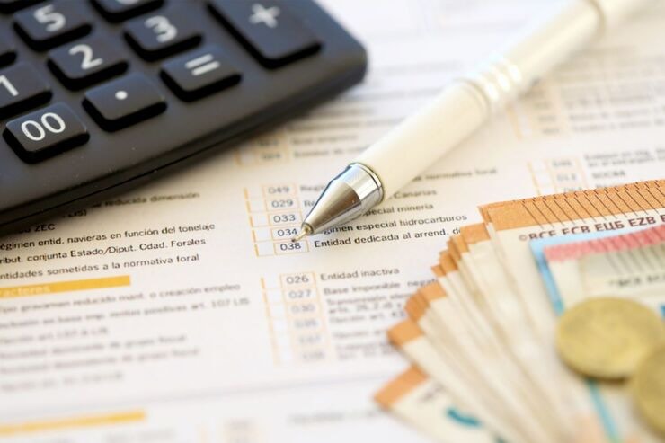 Modulo, penna, calcolatrice, banconote euro