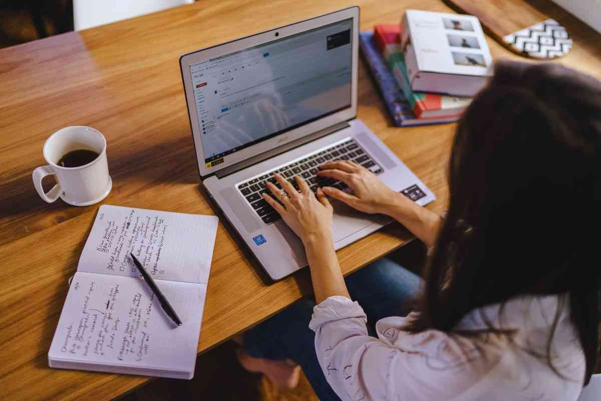 Ragazza che utilizza portatile