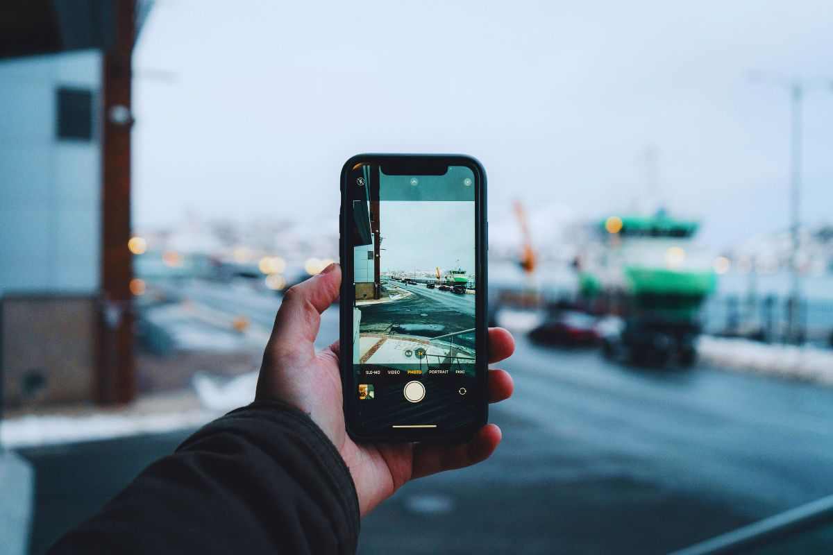 Persona che scatta una foto con lo smartphone