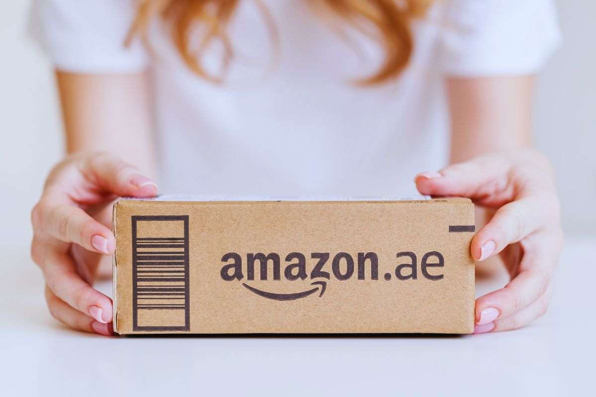 Donna con pacco amazon tra le mani
