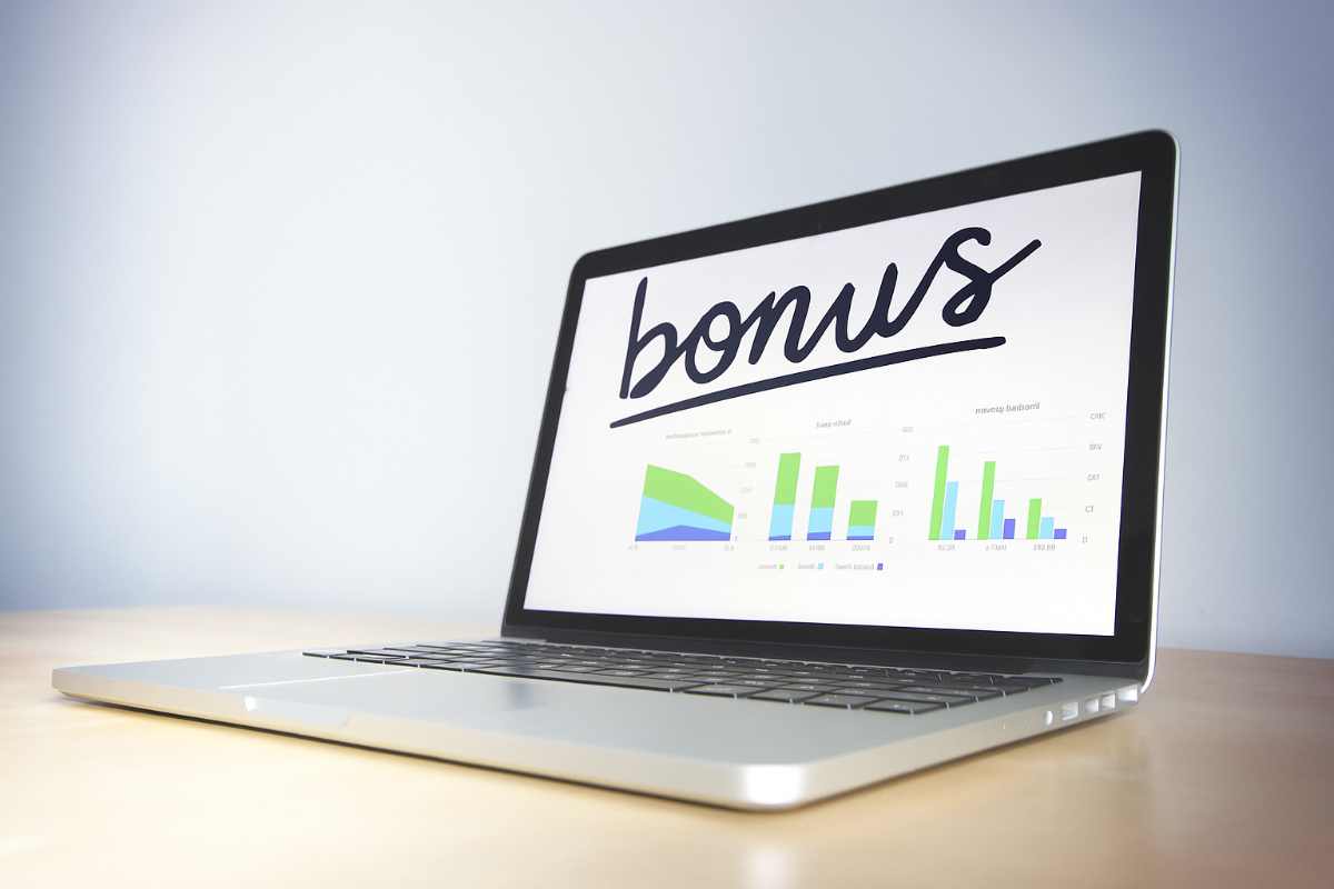 Un pc con scritto Bonus sul monitor