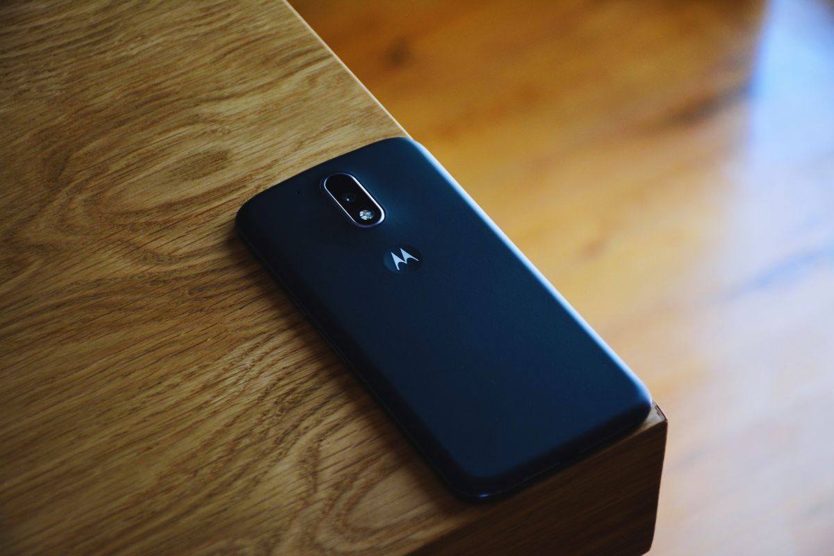 Smartphone motorola poggiato su tavolo