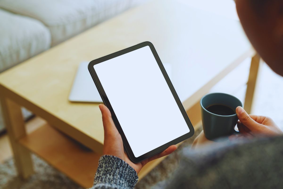 Persona che utilizza un tablet