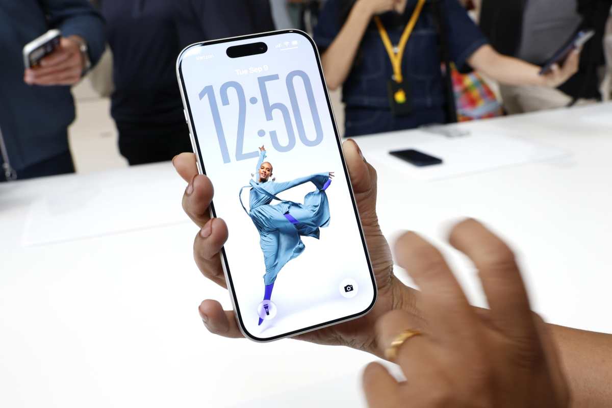 Un iPhone 17 Pro visto di fronte