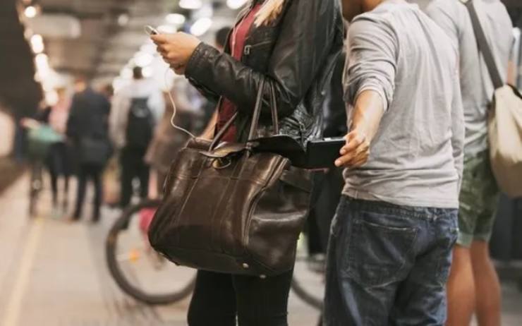 Ladro che ruba smartphone a ragazza che aspetta la metro