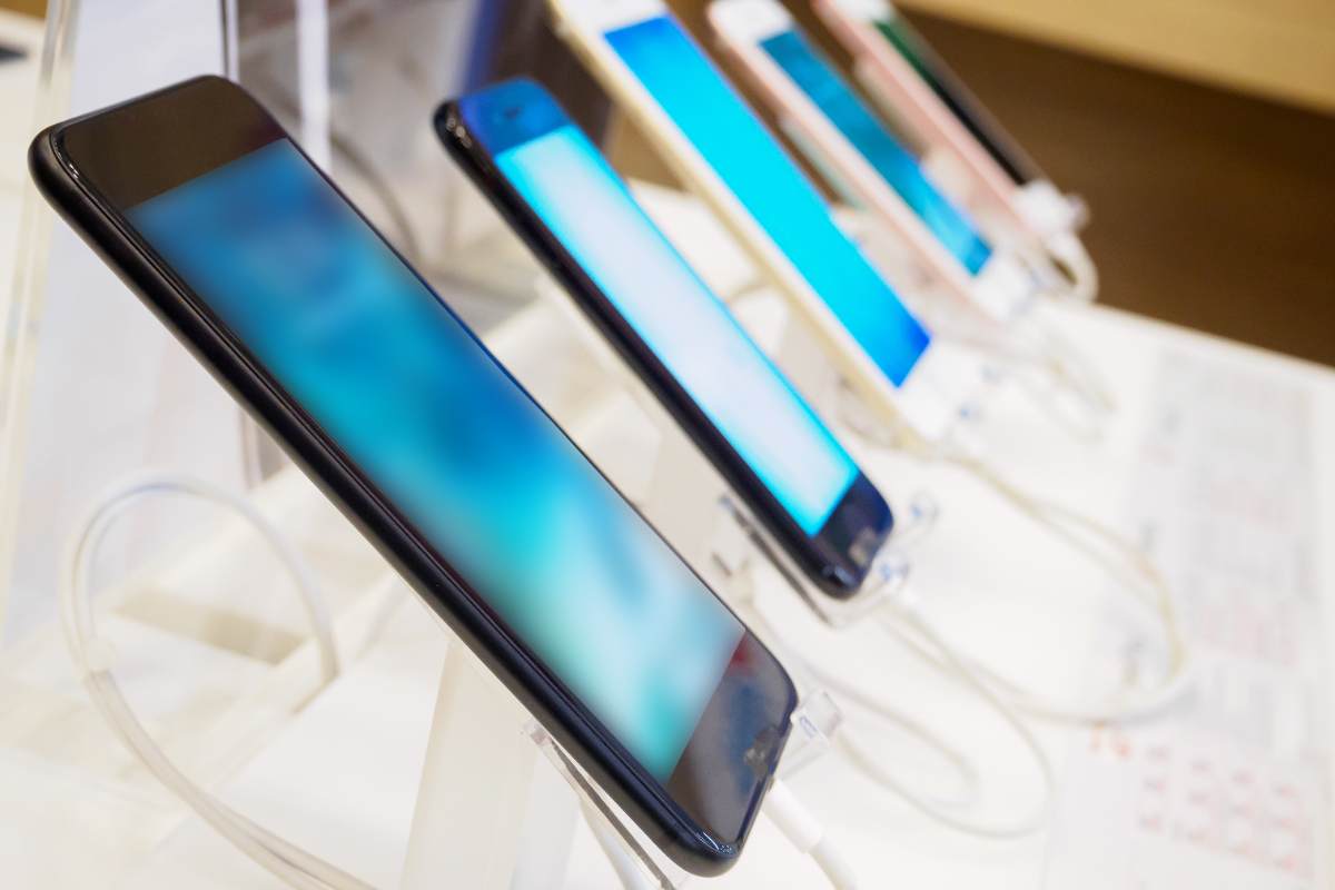 Degli smartphone esposti in vendita