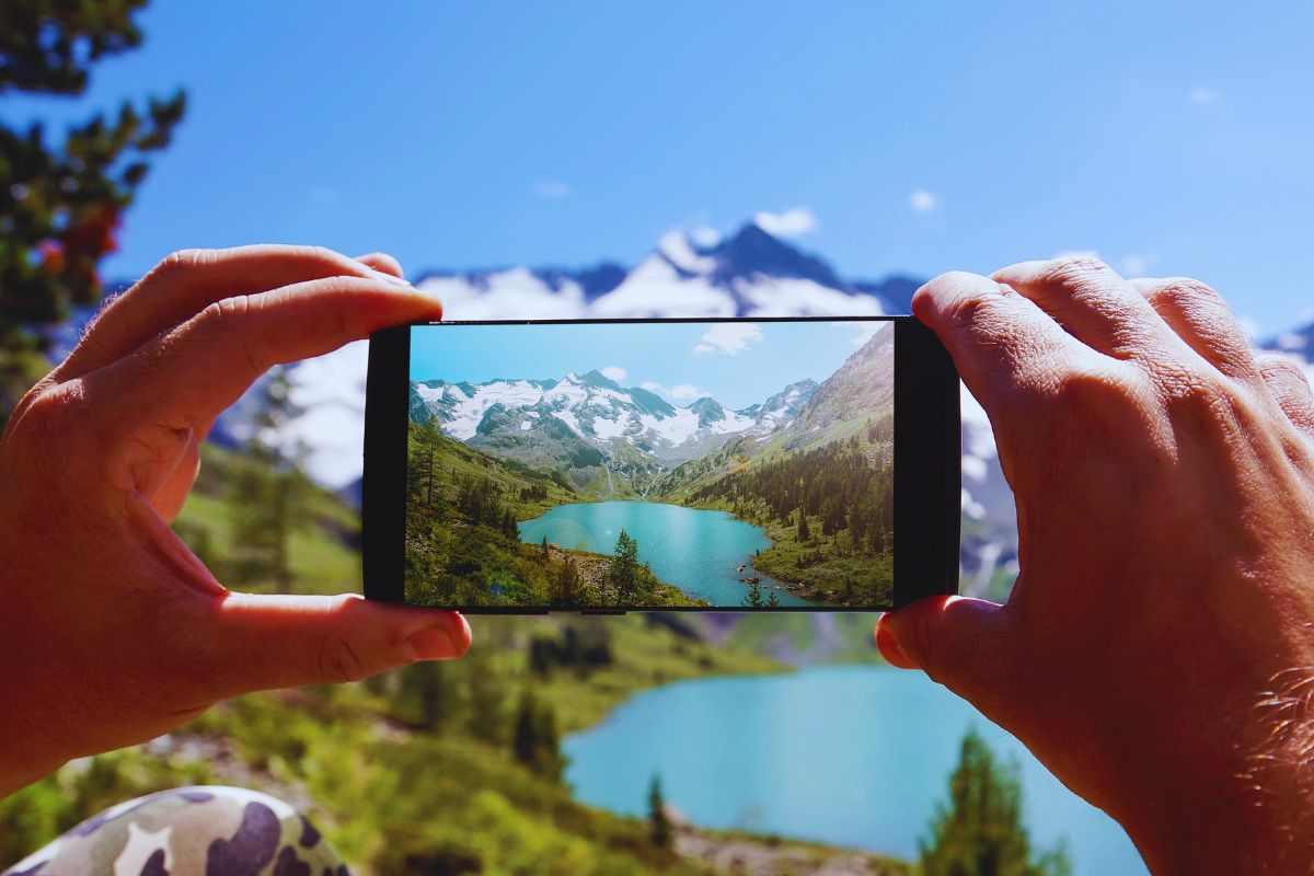 Persona che scatta una foto al panorama montano