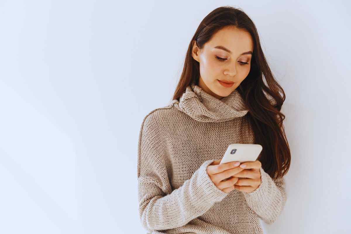 Ragazza che utilizza smartphone