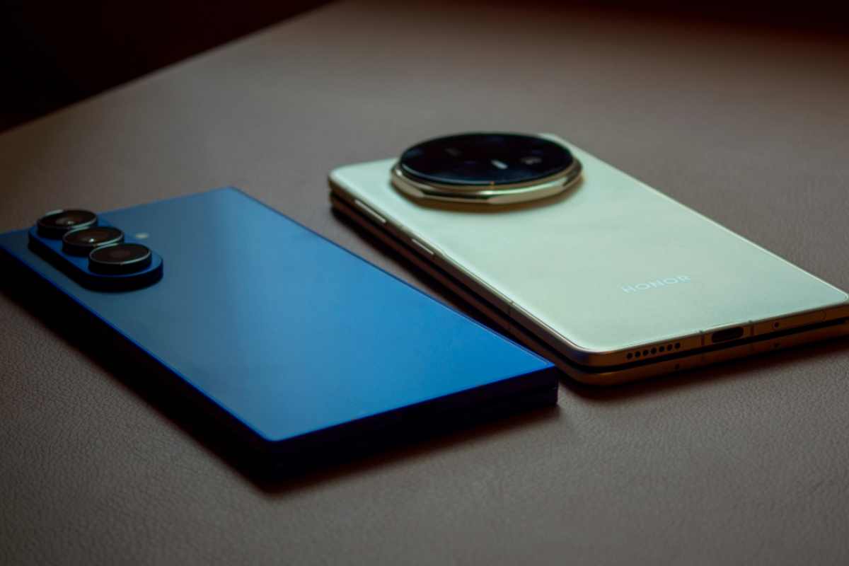 Samsung Galaxy Fold 7 e Honor Magic V5 poggiati su tavolo