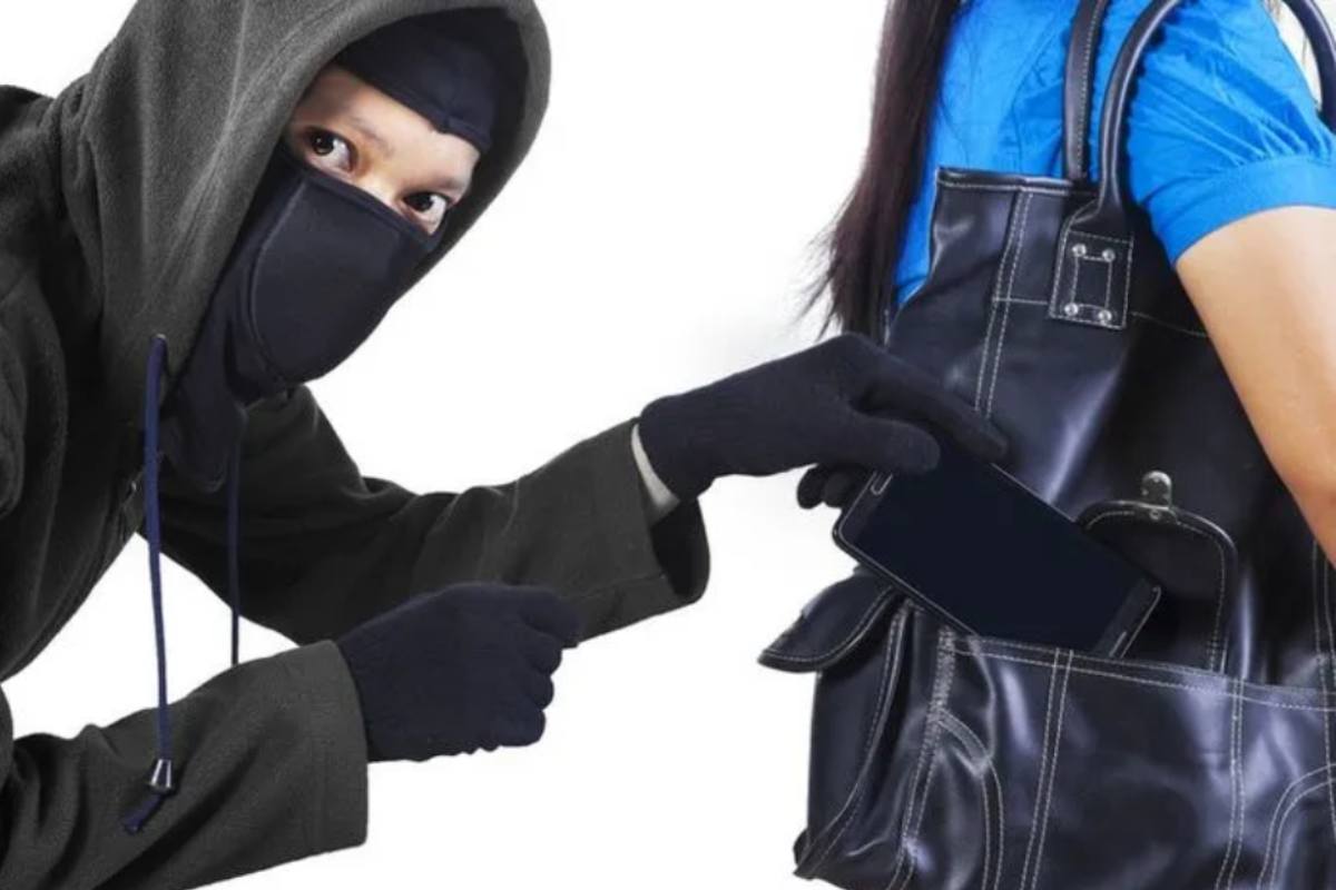 Ladro che trafuga smartphone dalla borsa della vittima