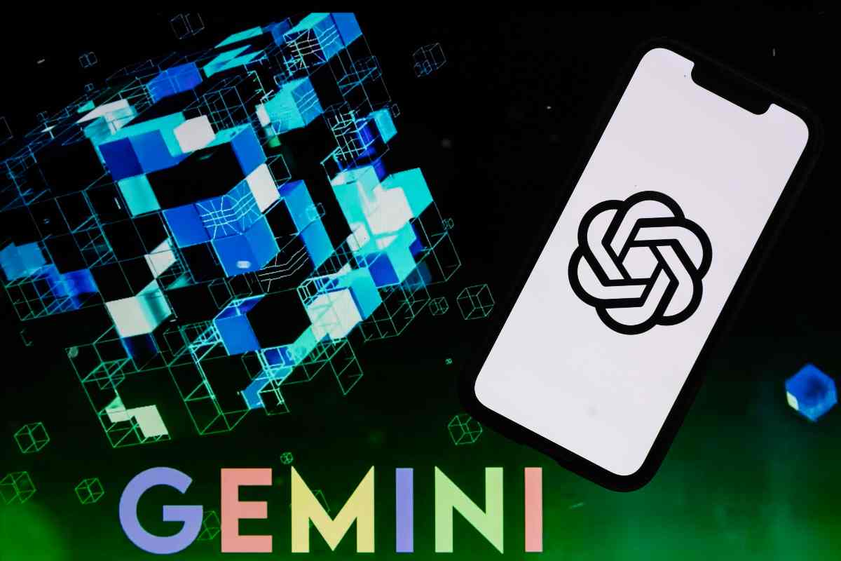 Smartphone con logo e scritta Gemini
