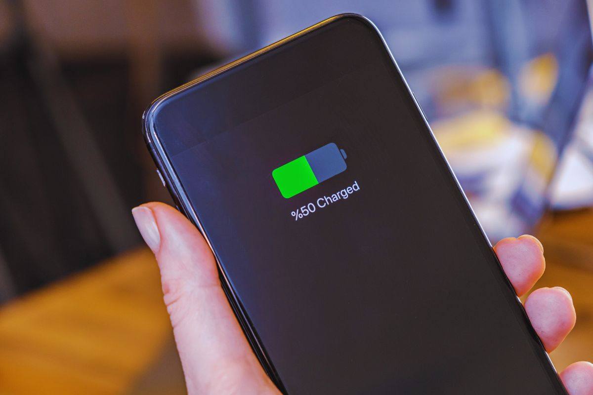 Icona batteria su schermo smartphone