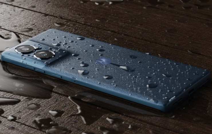 Motorola Edge bagnato e poggiato su tavolo
