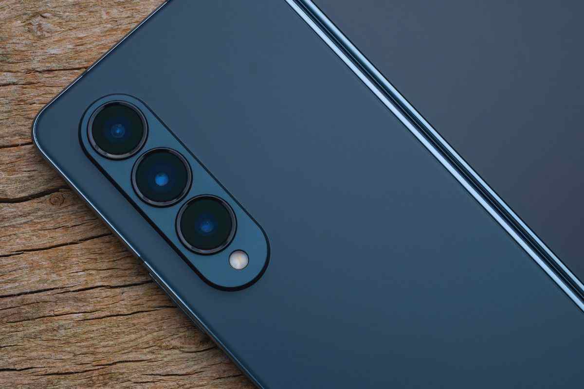 Smartphone samsung poggiato su tavolo