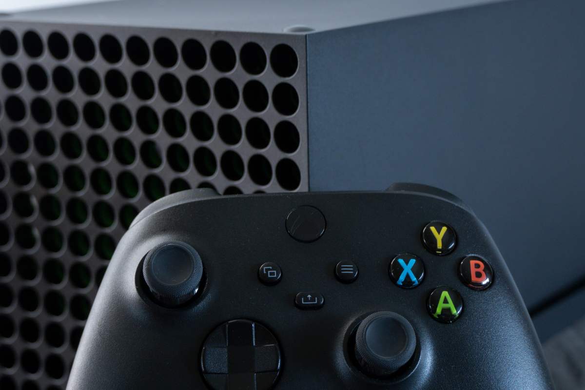 Una Xbox Series X ed un pad nero