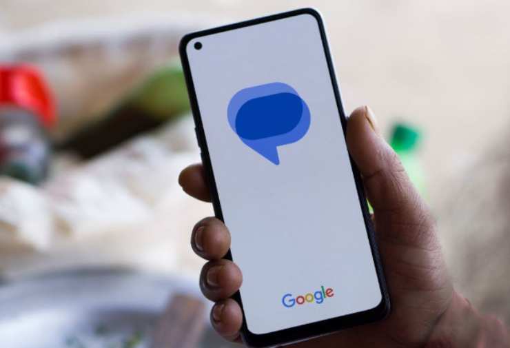 App Messaggi di Google in evidenza su schermo smartphone