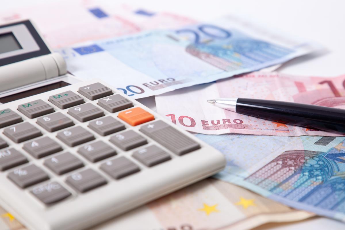 banconote euro e calcolatrice