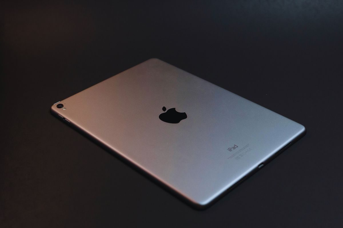 iPad poggiato su tavolo