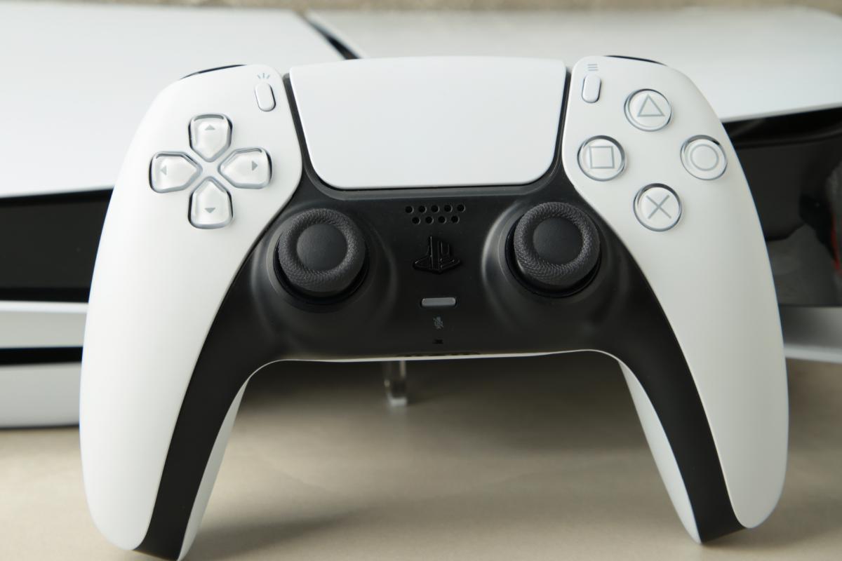 Una PS5 ed un pad DualSense