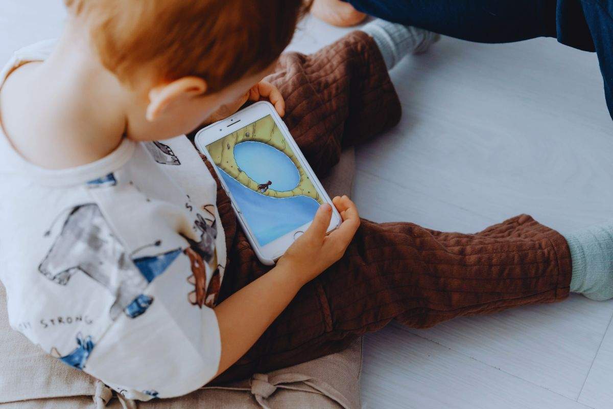 Bimbo che gioca con smartphone