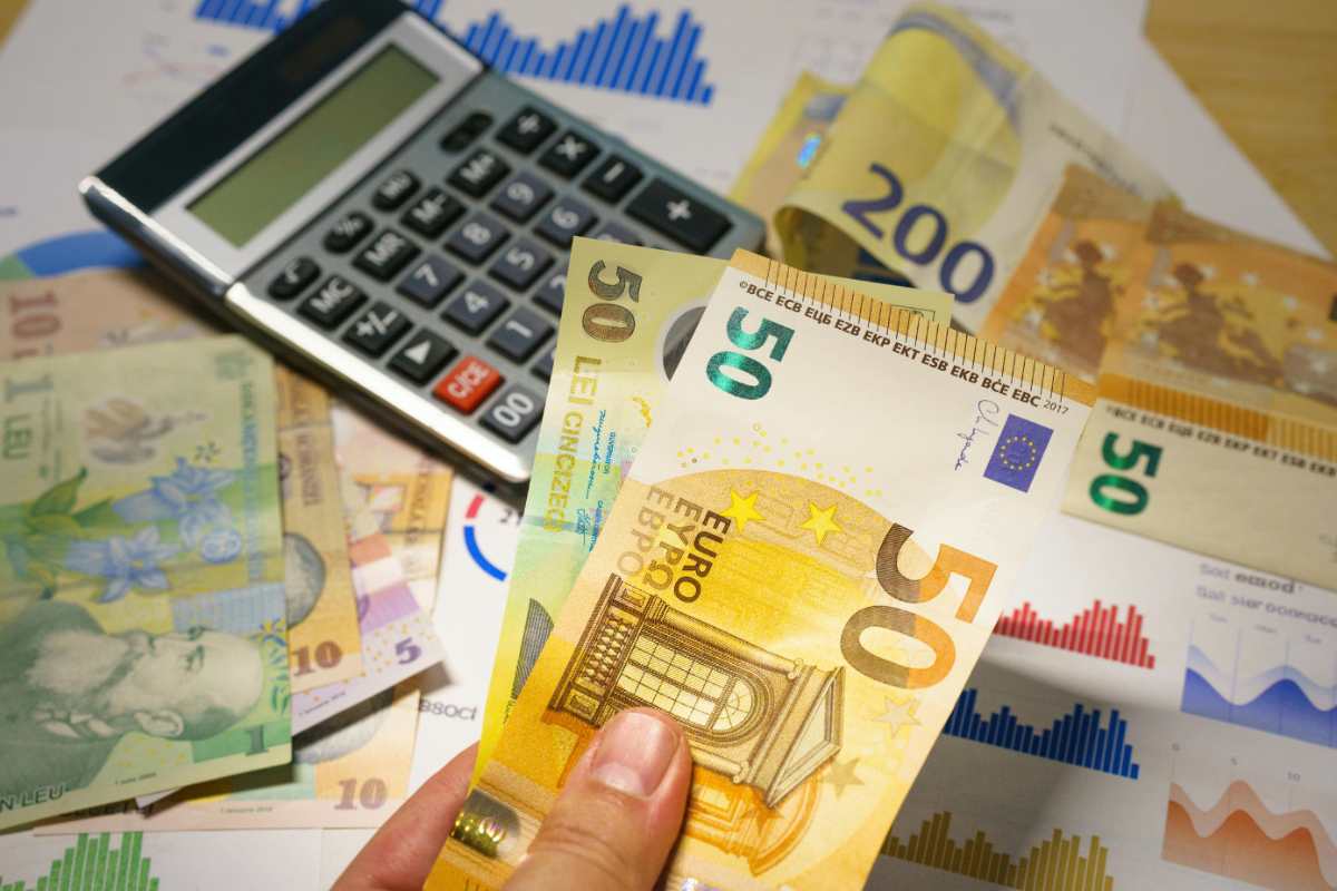 banconote euro e calcolatrice