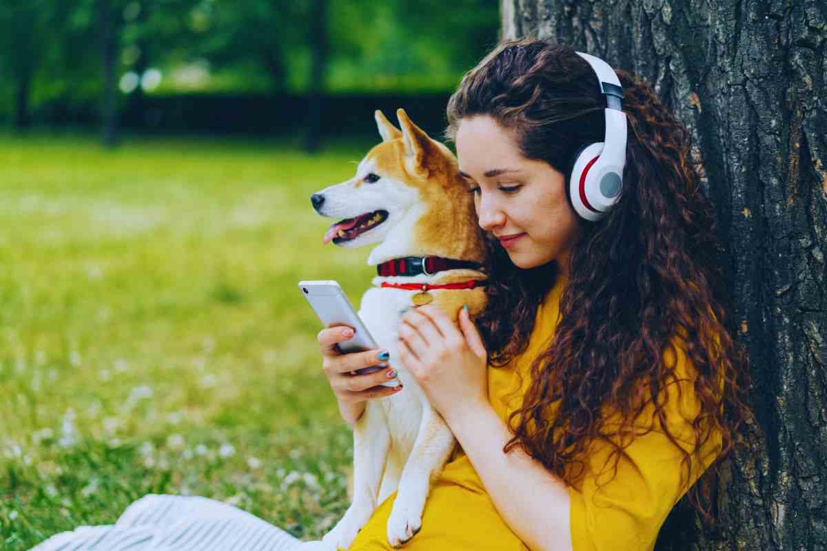 Ragazza che ascolta musica al parco con le cuffie