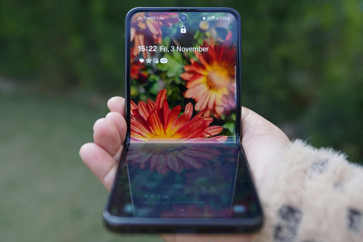 Uno smartphone pieghevole acceso