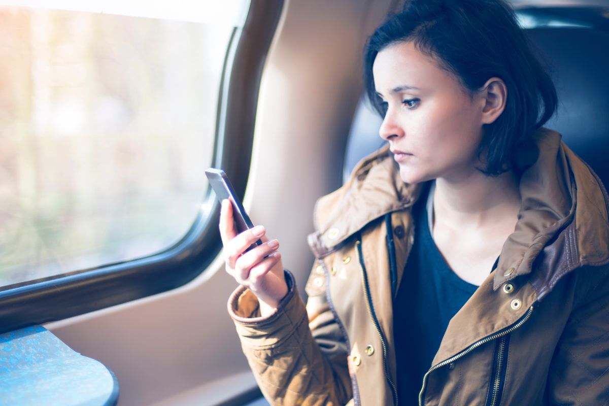 Ragazza viaggia in treno