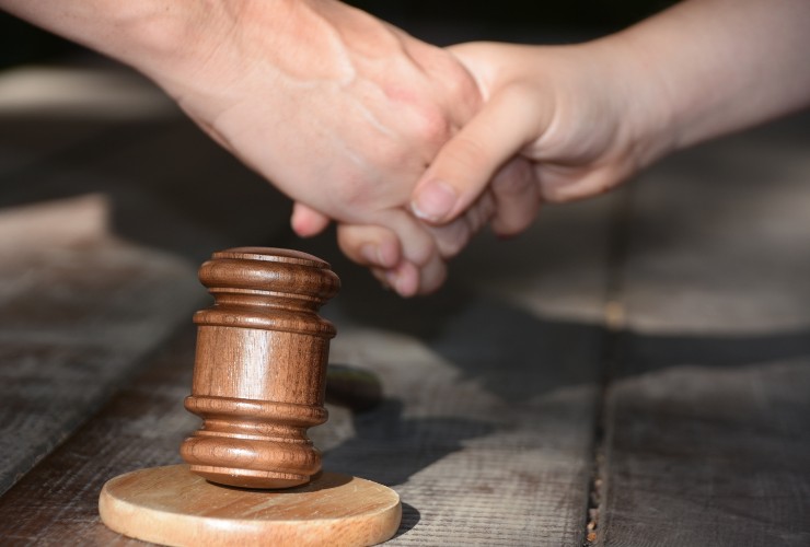 stretta di mano e martello del giudice