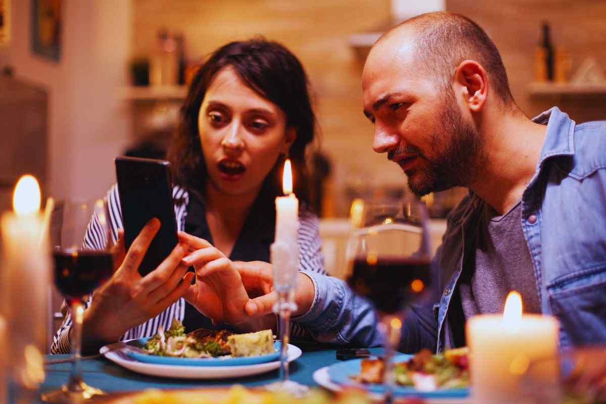 Coppia sconvolta da immagine su smartphone