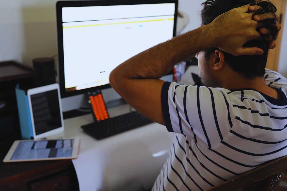 Uomo che mette le mani tra i capelli a causa di un problema al PC