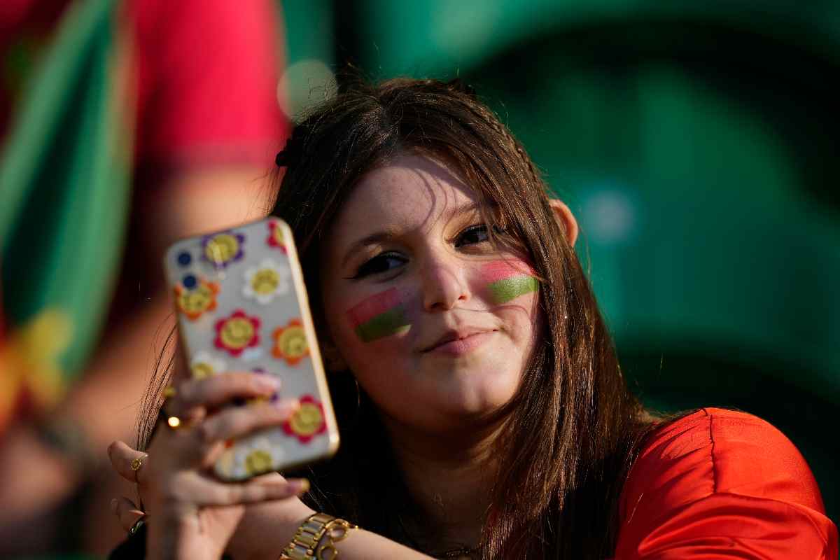 Donna con uno smartphone con cover colorata