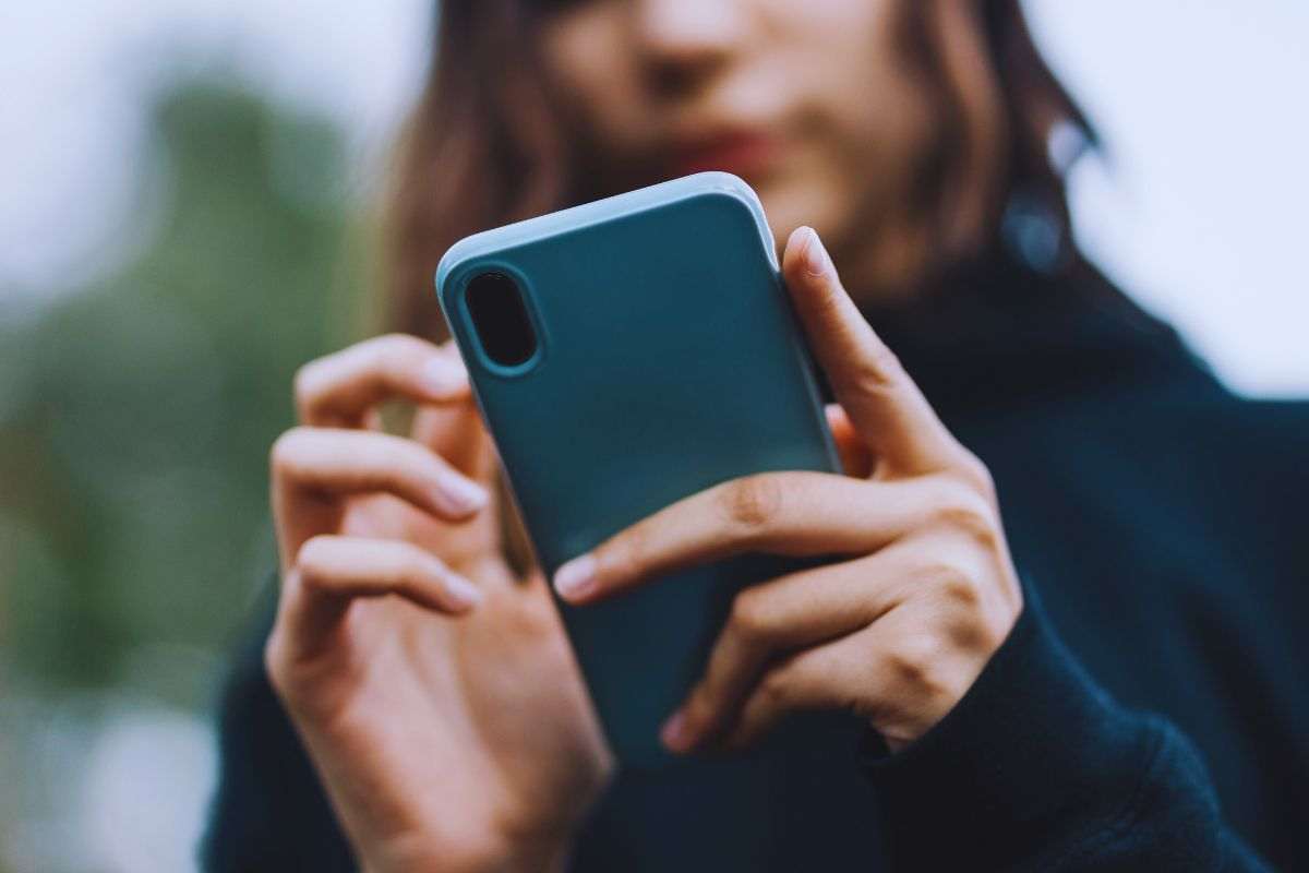 Ragazza che usa smartphone