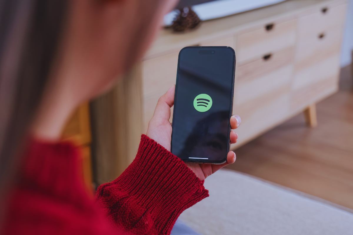 Ragazza che avvia l'app Spotify