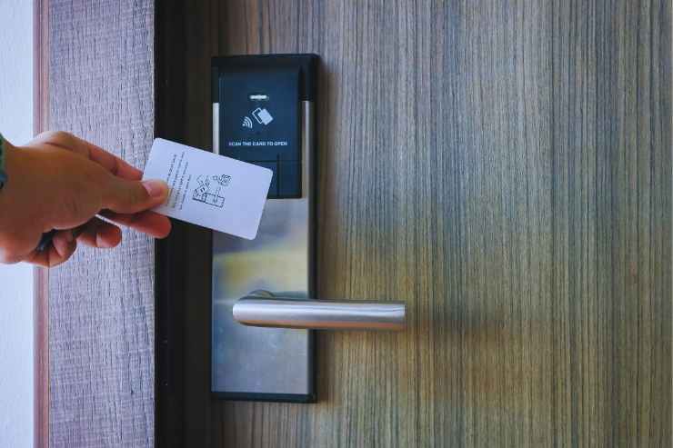 Persona che sblocca serratura con tessera magnetica
