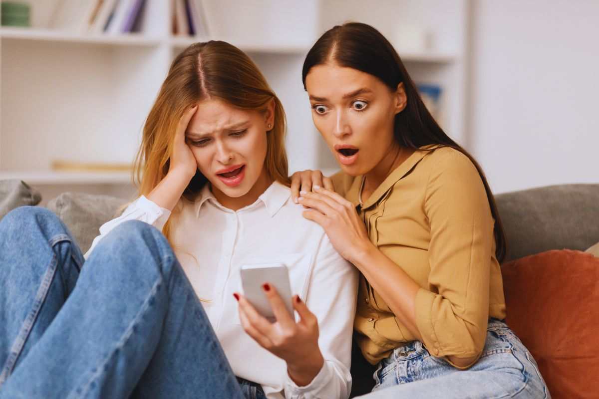 Ragazze scioccate da ciò che vedono sullo smartphone